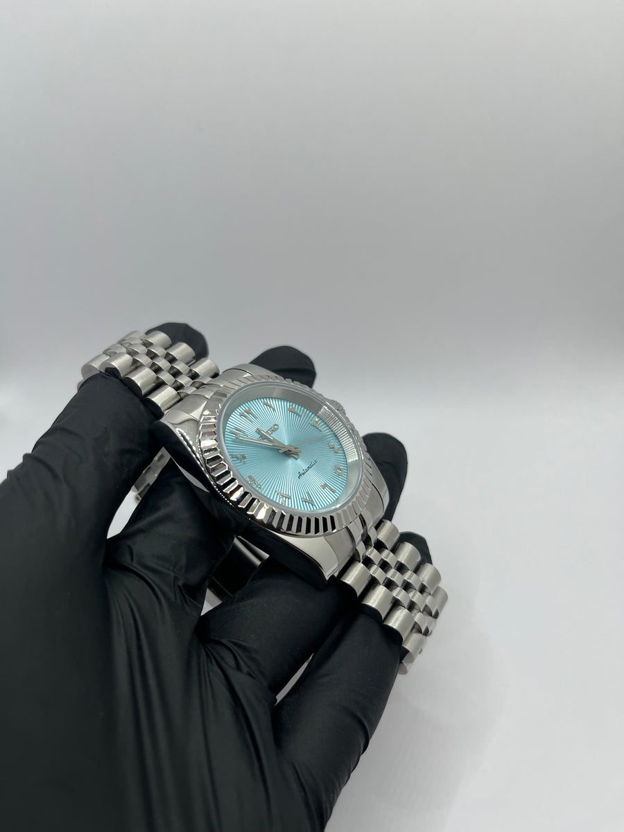 Seiko Mod Arabic Dial Bleu Clair – Montre Automatique NH35 | ValtikWatches